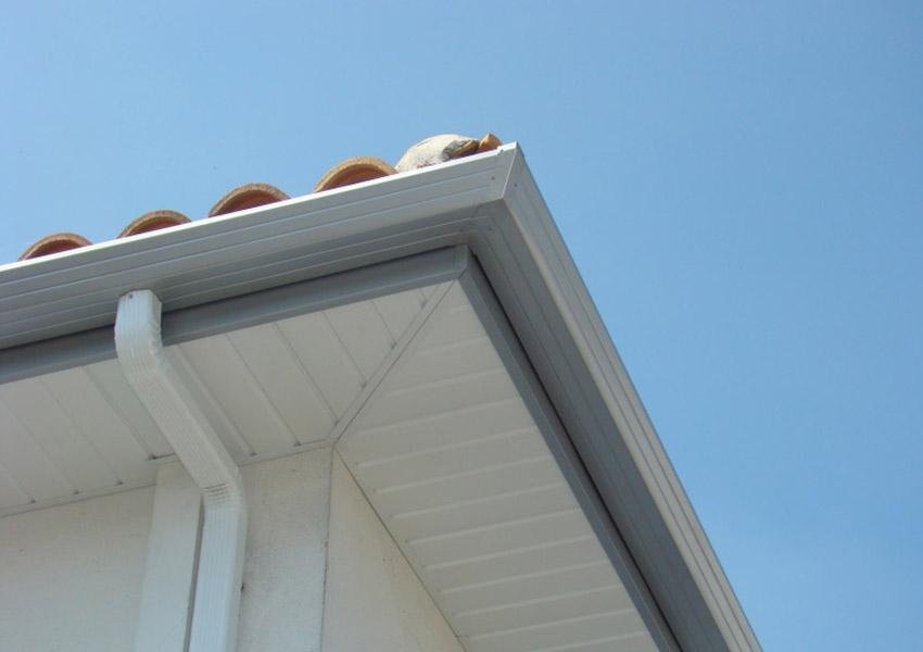 Gouttières en aluminium, ciel bleu en arrière plan