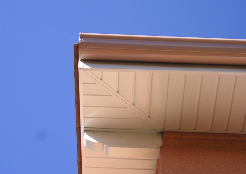 Gouttière en PVC, ciel bleu en arrière plan