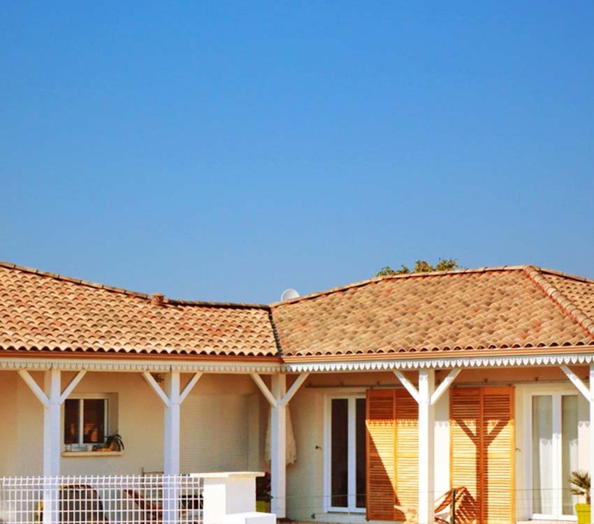 Maison de vacances avec volets persiennes coulissants en bois