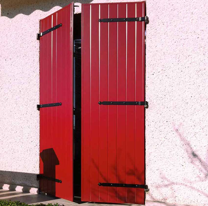 Volets rouges pour maison de particulier