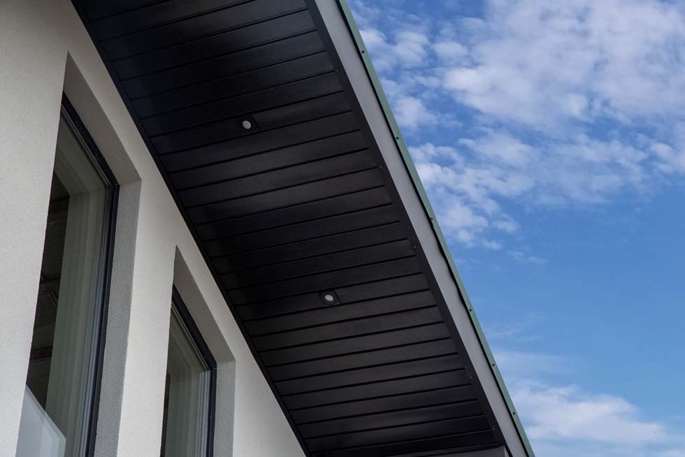 Revêtement de sous-toiture avec panneau noir et éclairage de sous-toiture